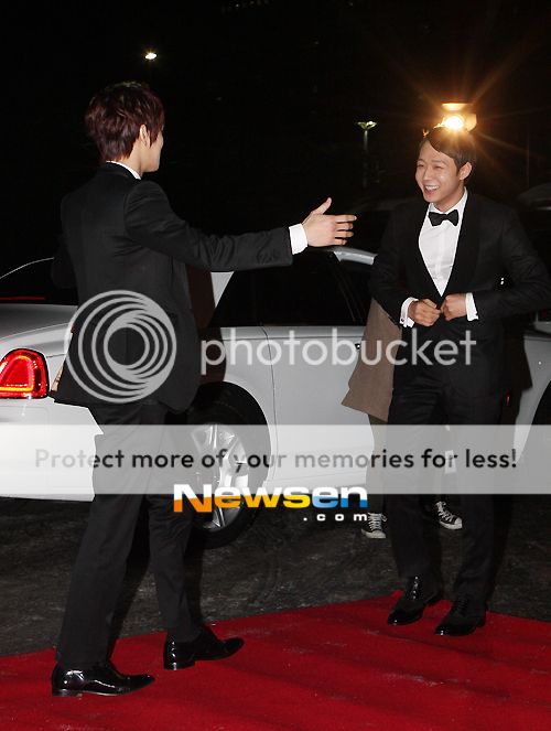 [30.12.12][Pics] Yoochun - MBC Drama Awards  201212302005592010_1_zps105d68a6